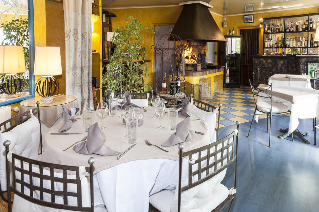 Logis Le Mas Et La Flambee Du Luberon Venelles Extérieur photo